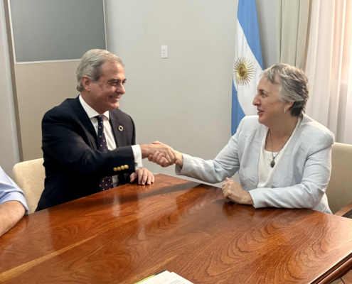 Rosa Hojman y Diego Suieras estrechando la mano
