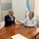 Rosa Hojman y Diego Suieras estrechando la mano